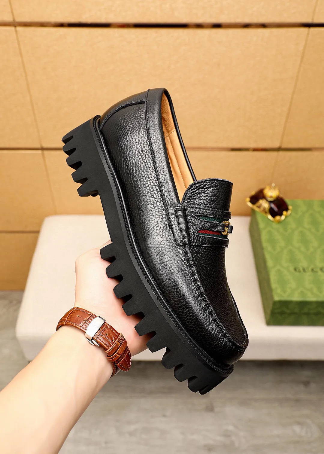 Men's shoes 💰580 💐 Product trademark: GUCCI "Gucci" casual leather shoes Regular size: 38-44 (45.46🉑️customized) Product materials: Selected imported first-layer pebbled cowhide leather upper + luxury hardware buckle, imported water-dyed cowhide leather lining. Strong three-dimensional visual effect, original foam outsole Color: 1⃣️color available